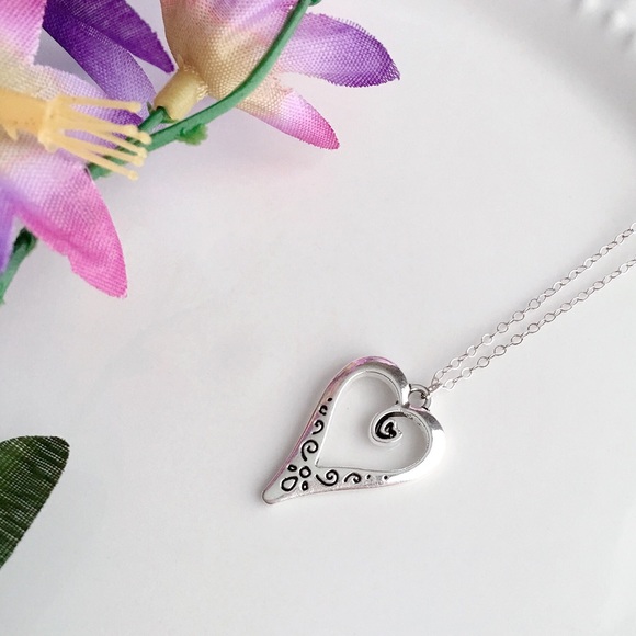 🌹Silver Heart Necklace 📿 ❤️ 🌹 - Picture 2 of 6